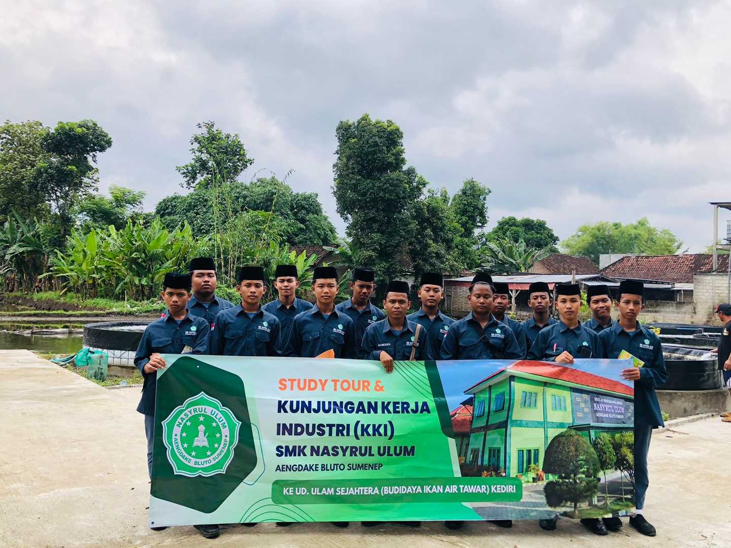 KUNJUNGAN KERJA INDUSTRI KEKAMPUNG PERIKANAN ULAM SEJAHTERA KEDIRI