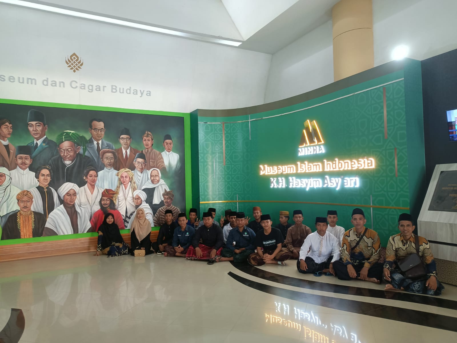 WISATA RELIGI KE MAKAM KH. HASYIM ASHARI